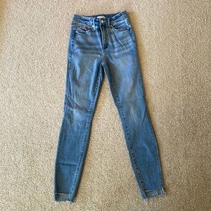 Good American Lightwash Skinny Jeans with distressed ankles -Size 25